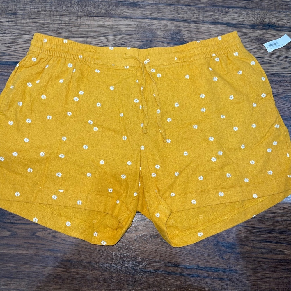 NWT white flower print Shorts